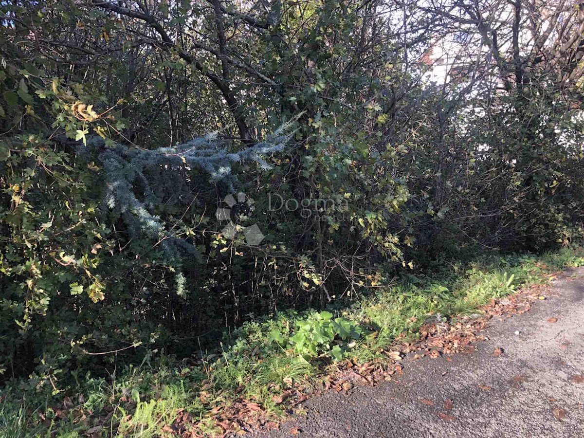 Zemljišče Mladenići, Viškovo, 1.010m2