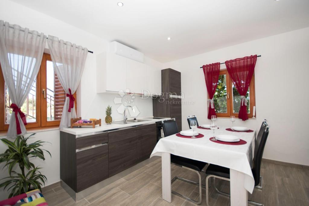 Hiša Kanica, Rogoznica, 360m2