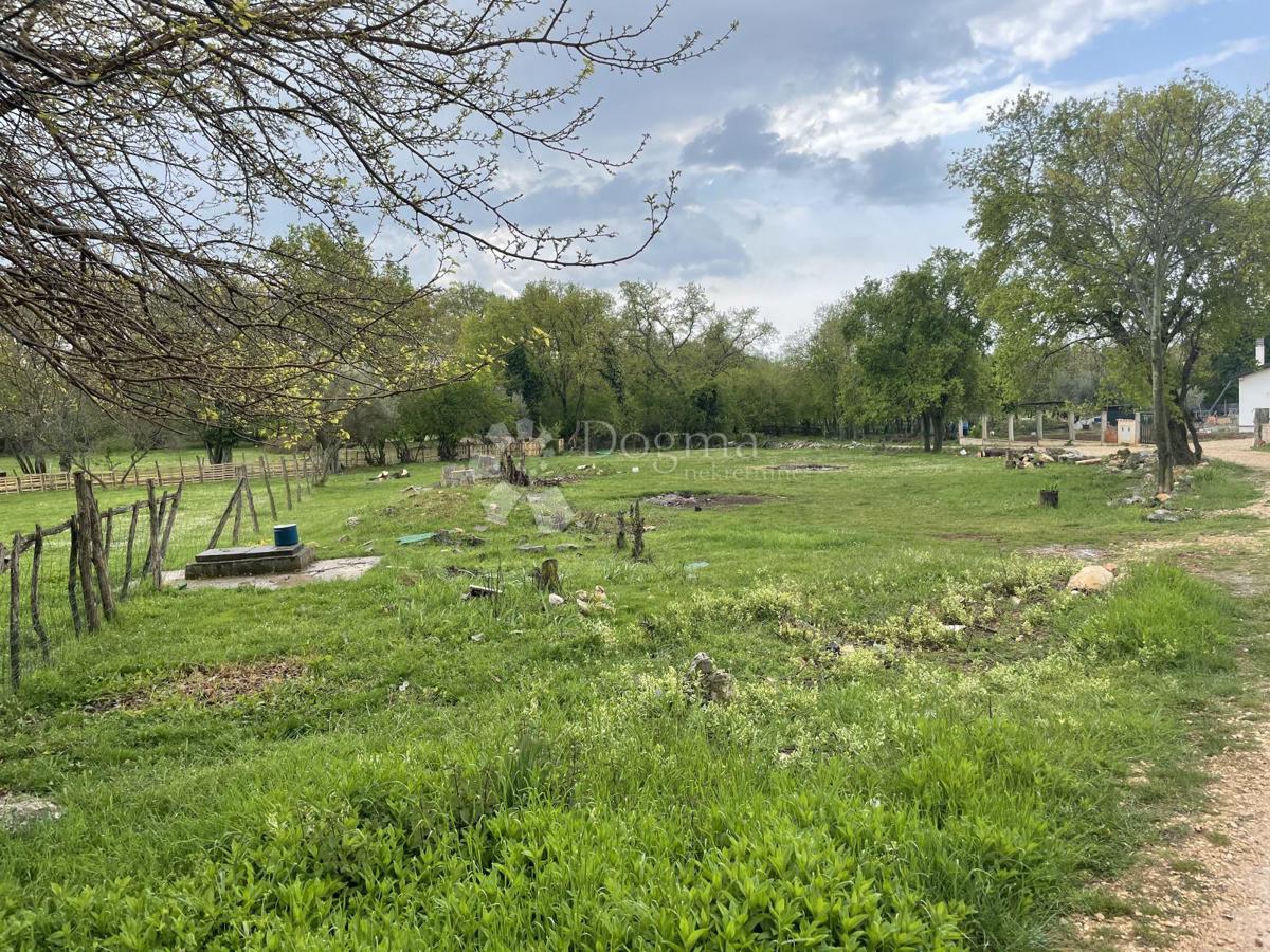 Zemljišče z gradbenim dovoljenjem - 863 m2