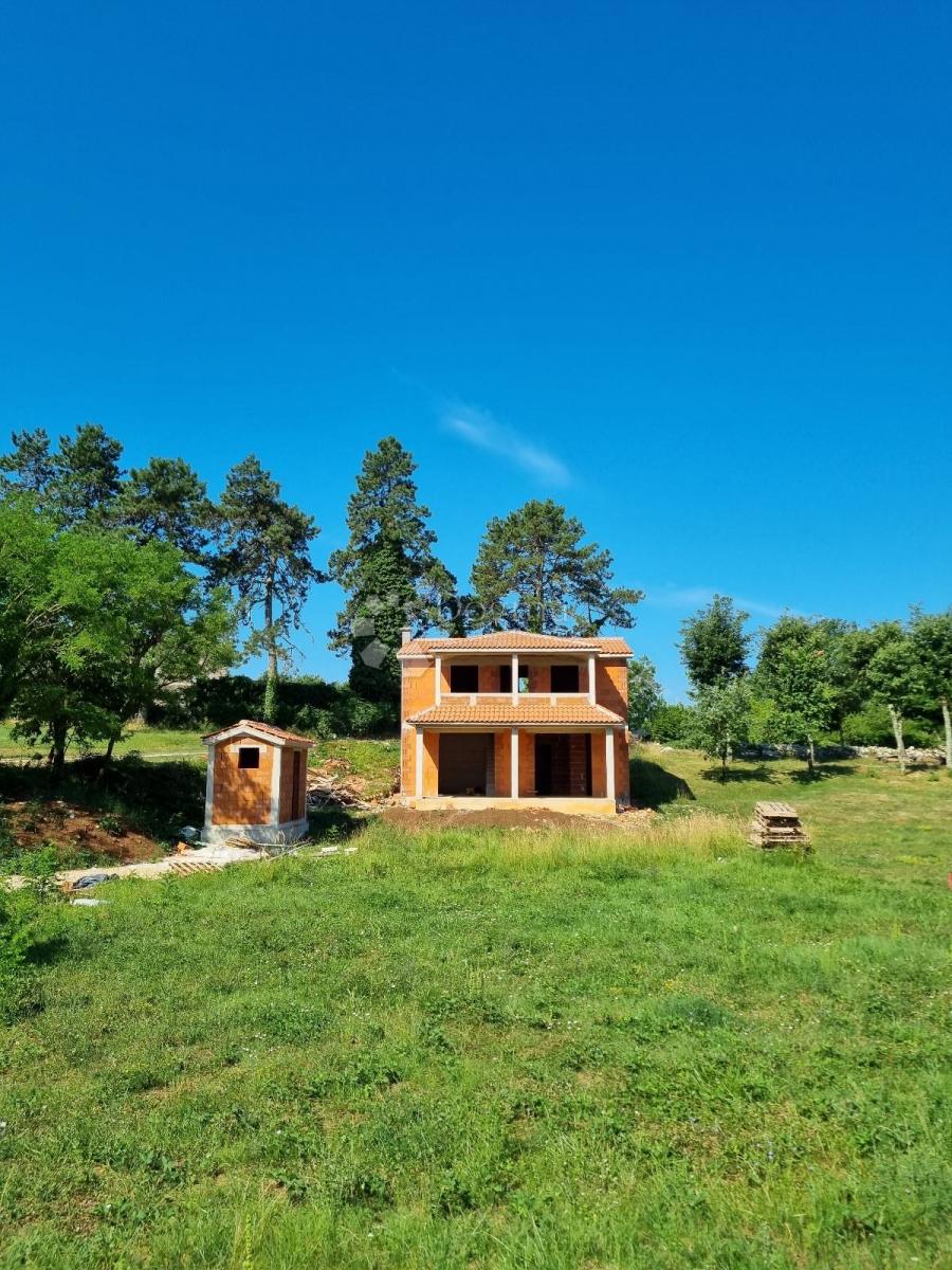 Rohbau hiša z bazenom, 150 m², parcela 911 m²
