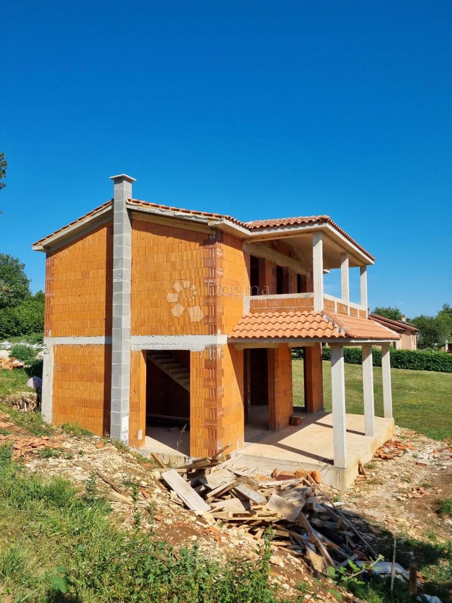 Rohbau hiša z bazenom, 150 m², parcela 911 m²