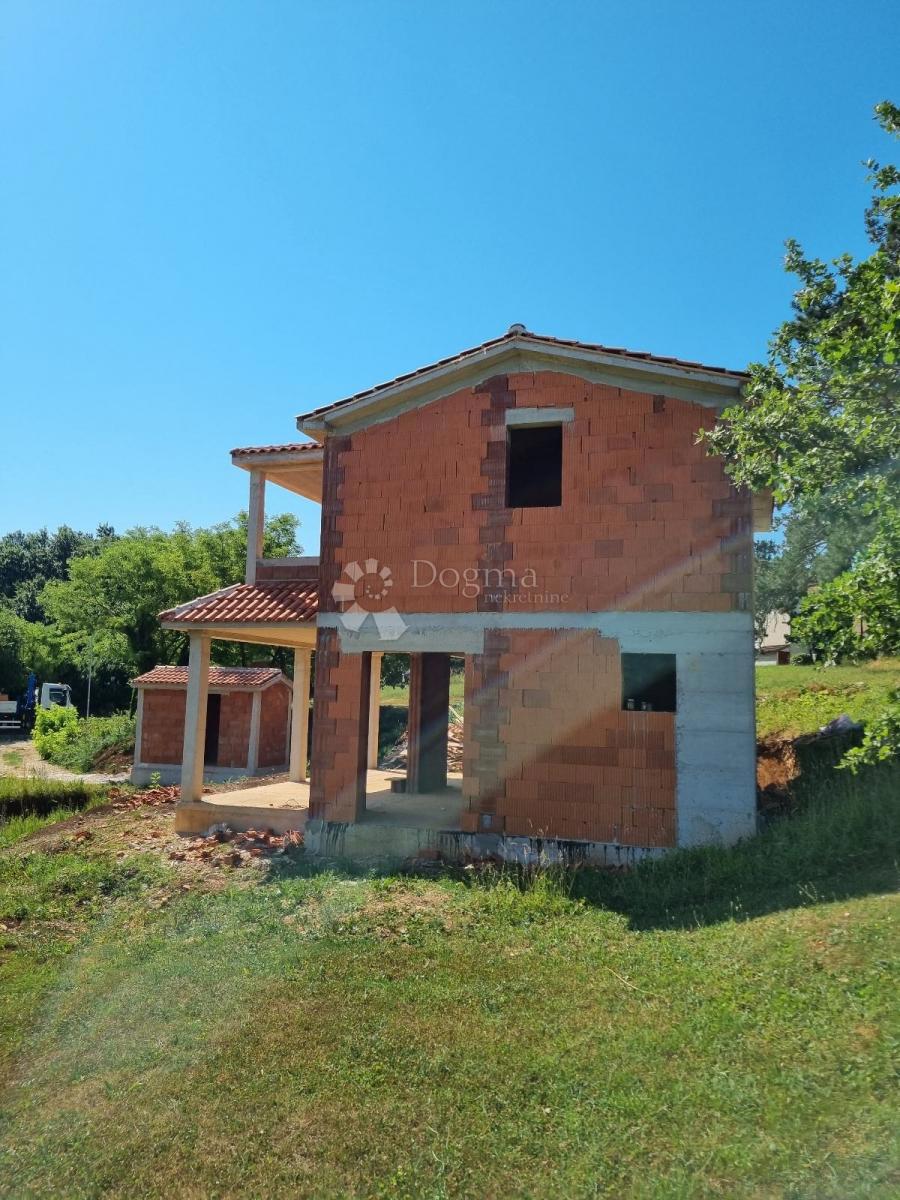 Rohbau hiša z bazenom, 150 m², parcela 911 m²