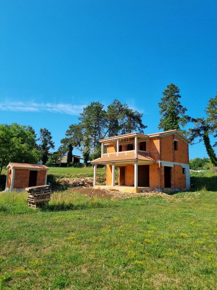 Rohbau hiša z bazenom, 150 m², parcela 911 m²