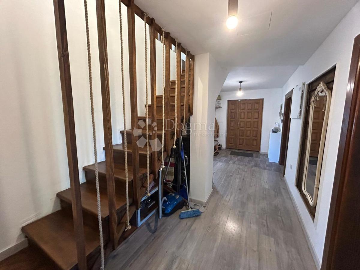 Hiša Komlenići, Vrbovsko, 250m2