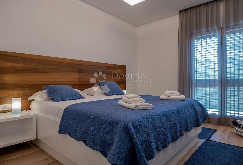 Brač, Sumartin, prekrasna vila, prvi red do mora