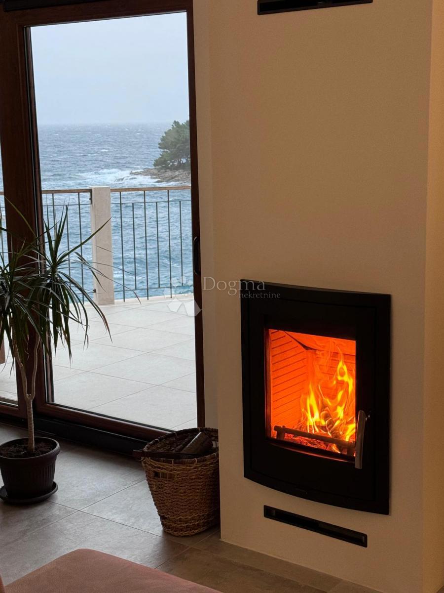 Brač, Sumartin, prekrasna vila, prvi red do mora