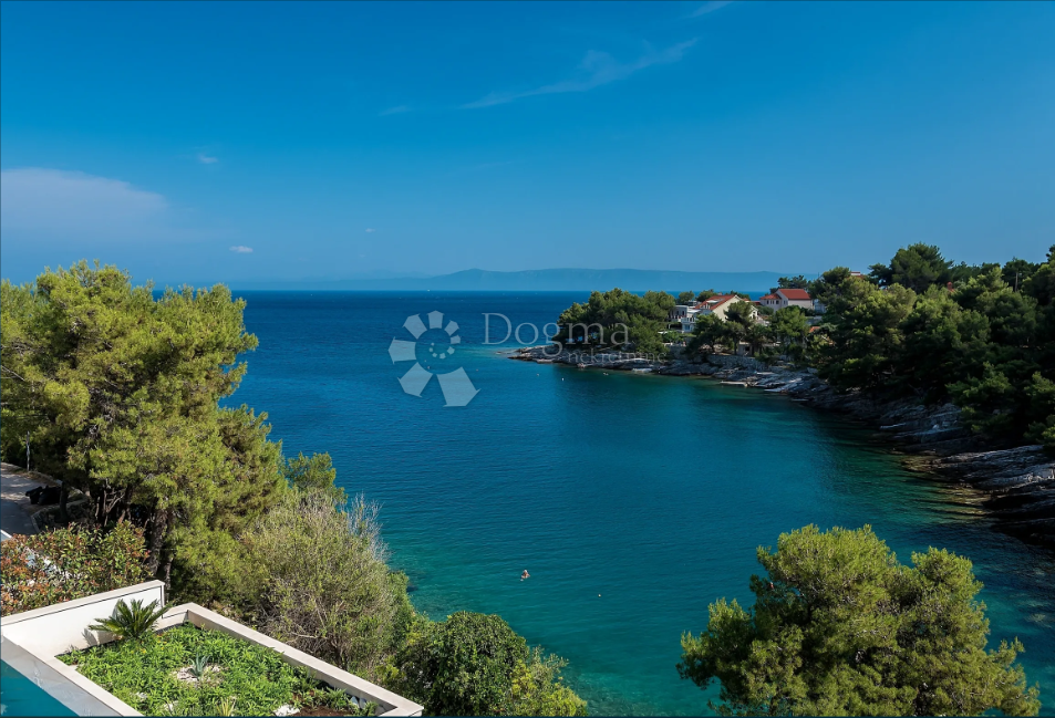 Brač, Sumartin, prekrasna vila, prvi red do mora