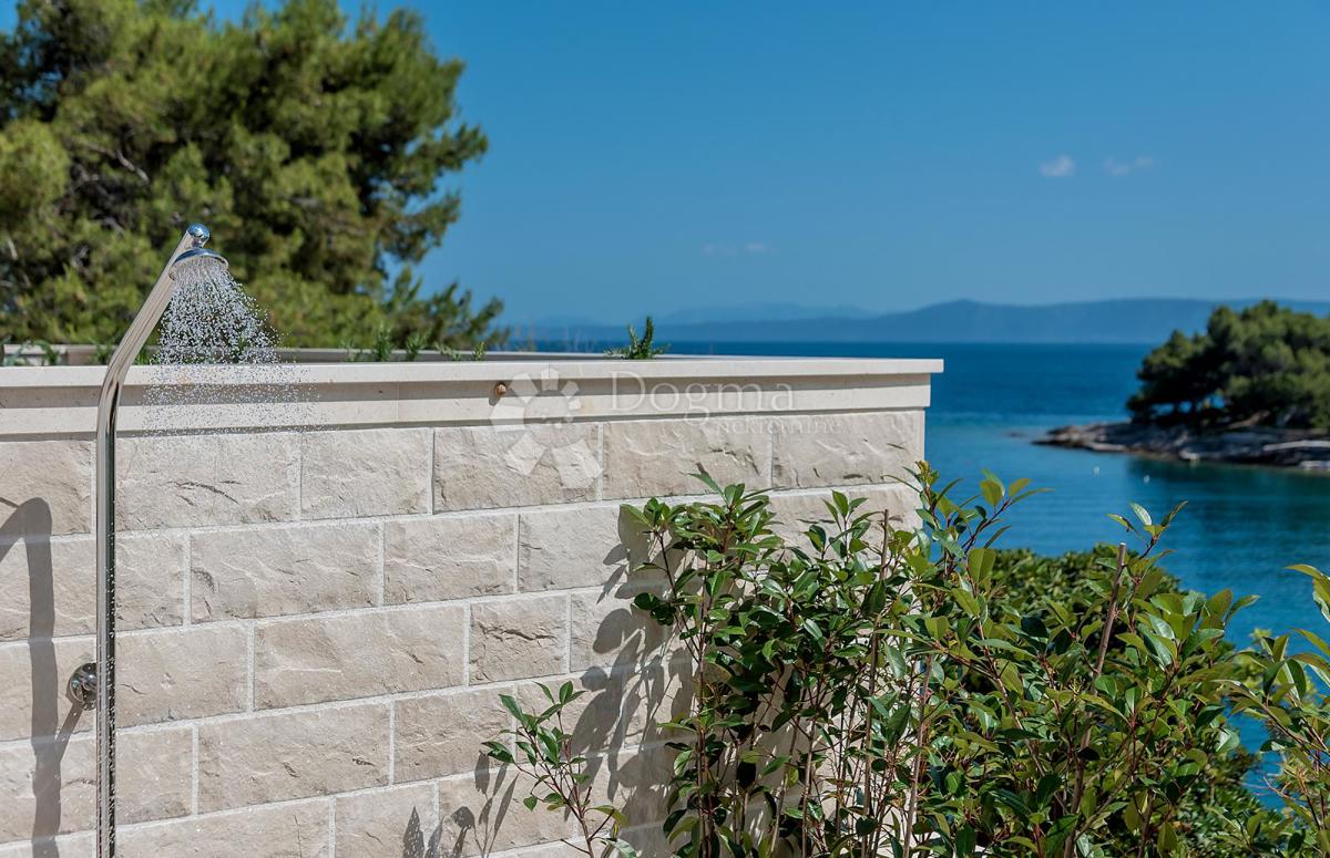Brač, Sumartin, prekrasna vila, prvi red do mora
