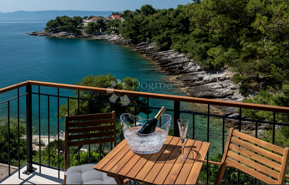 Brač, Sumartin, prekrasna vila, prvi red do mora