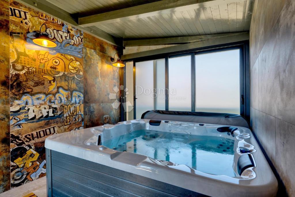 Moderna vila z bazenom, savno in jacuzzijem