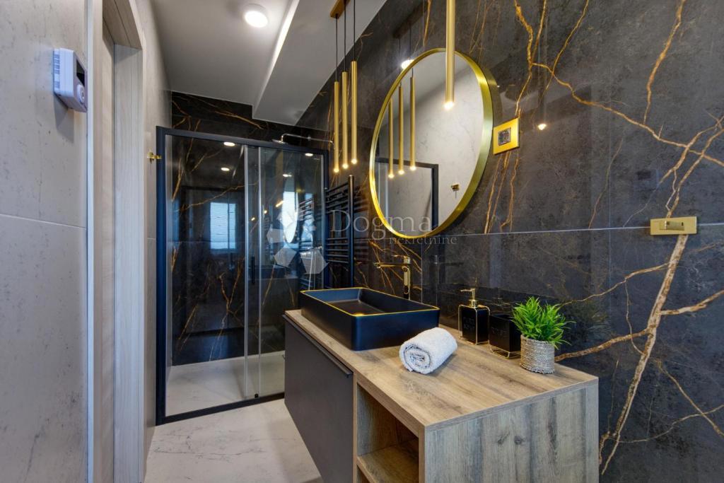Moderna vila z bazenom, savno in jacuzzijem