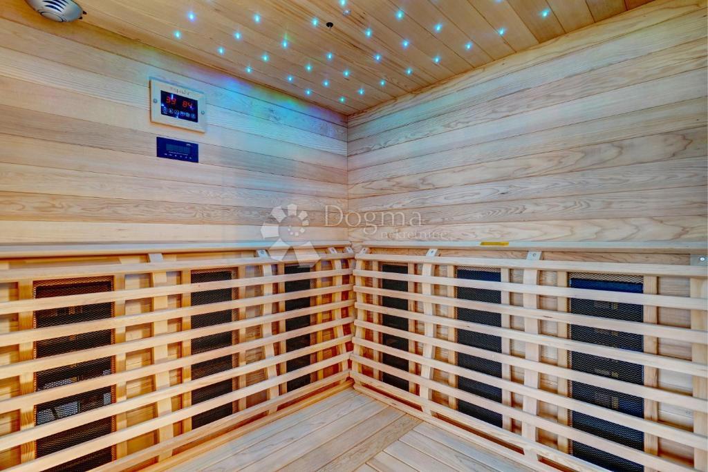 Moderna vila z bazenom, savno in jacuzzijem