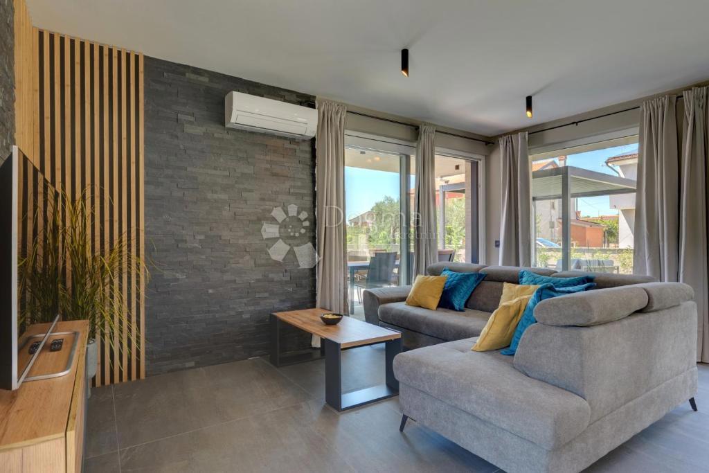 Moderna vila z bazenom, savno in jacuzzijem