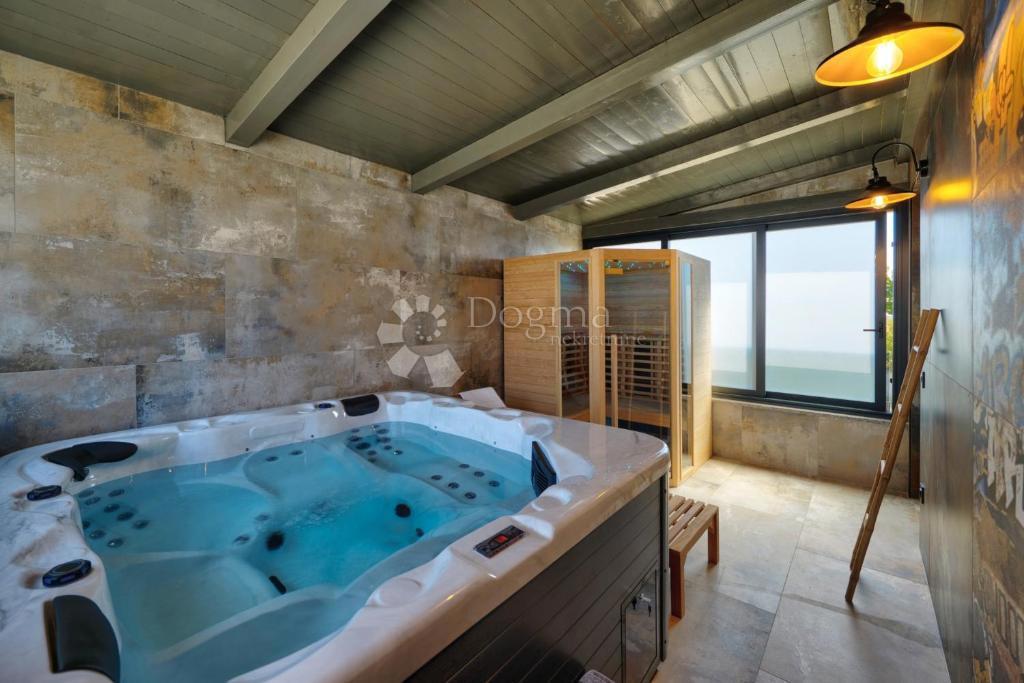 Moderna vila z bazenom, savno in jacuzzijem
