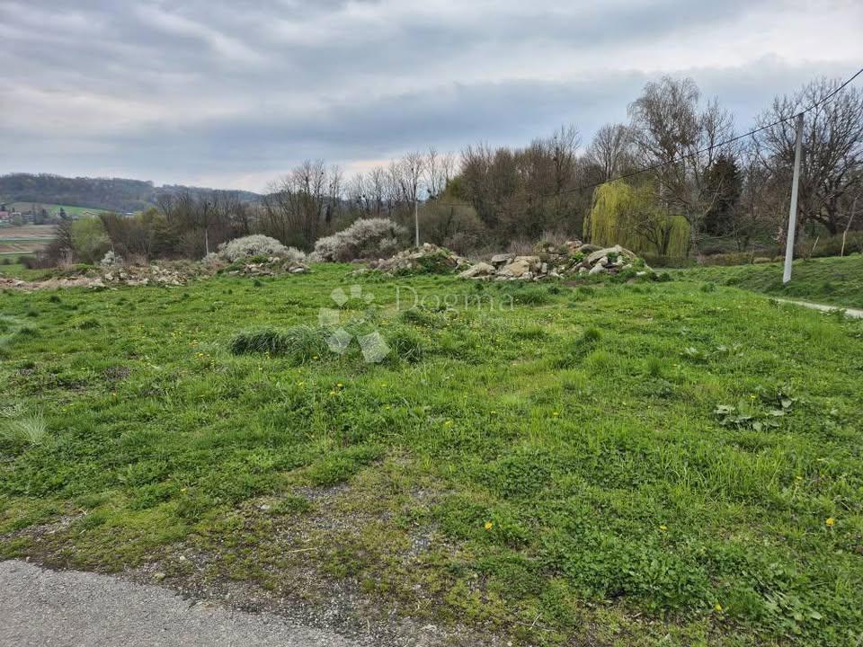 Zazidljivo zemljišče Borenec, Breznica, 1.975m2