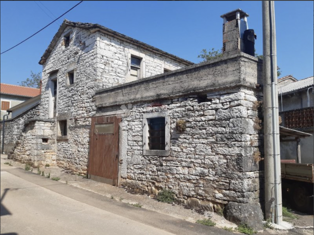 Kamnita hiša za obnovo v Pilatih