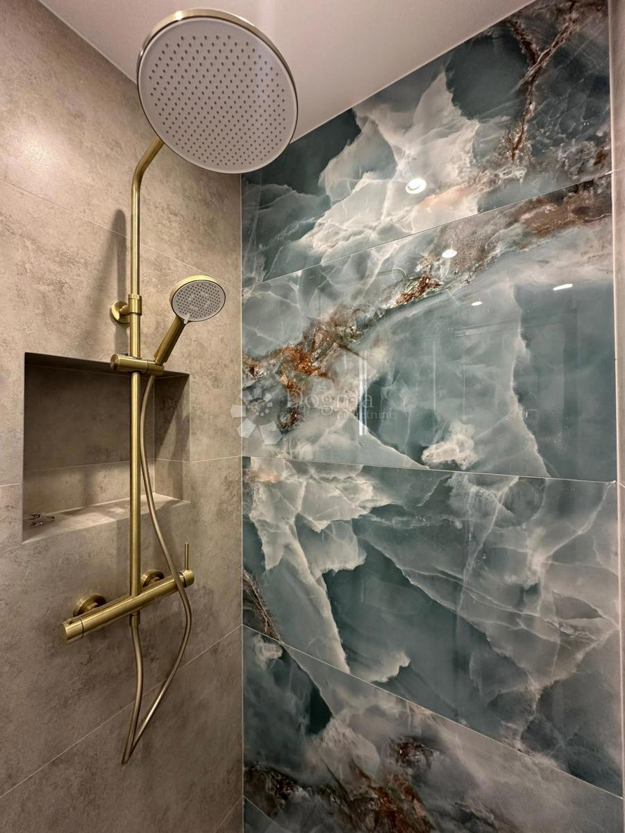 ROGOZNICA - APARTMA S STREŠNO TERASO V 2. VRSTI OD MORJA