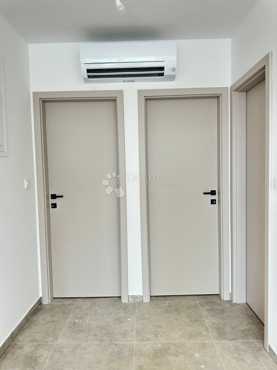 ROGOZNICA - APARTMA S STREŠNO TERASO V 2. VRSTI OD MORJA