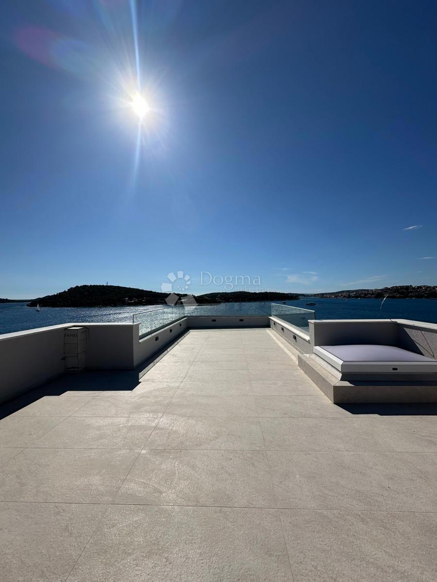 ROGOZNICA - APARTMA S STREŠNO TERASO V 2. VRSTI OD MORJA