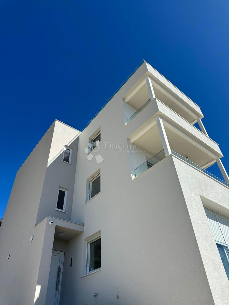 ROGOZNICA - APARTMA S STREŠNO TERASO V 2. VRSTI OD MORJA