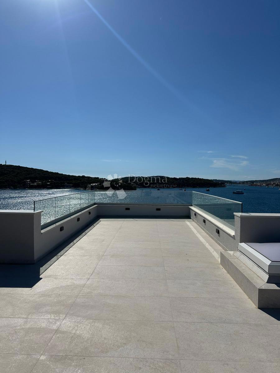 ROGOZNICA - APARTMA S STREŠNO TERASO V 2. VRSTI OD MORJA