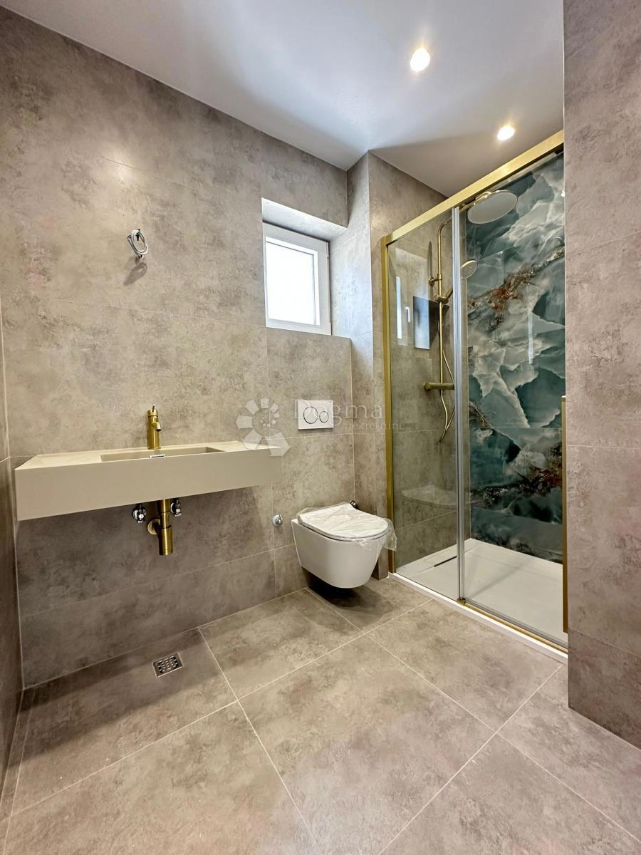 ROGOZNICA - APARTMA S STREŠNO TERASO V 2. VRSTI OD MORJA