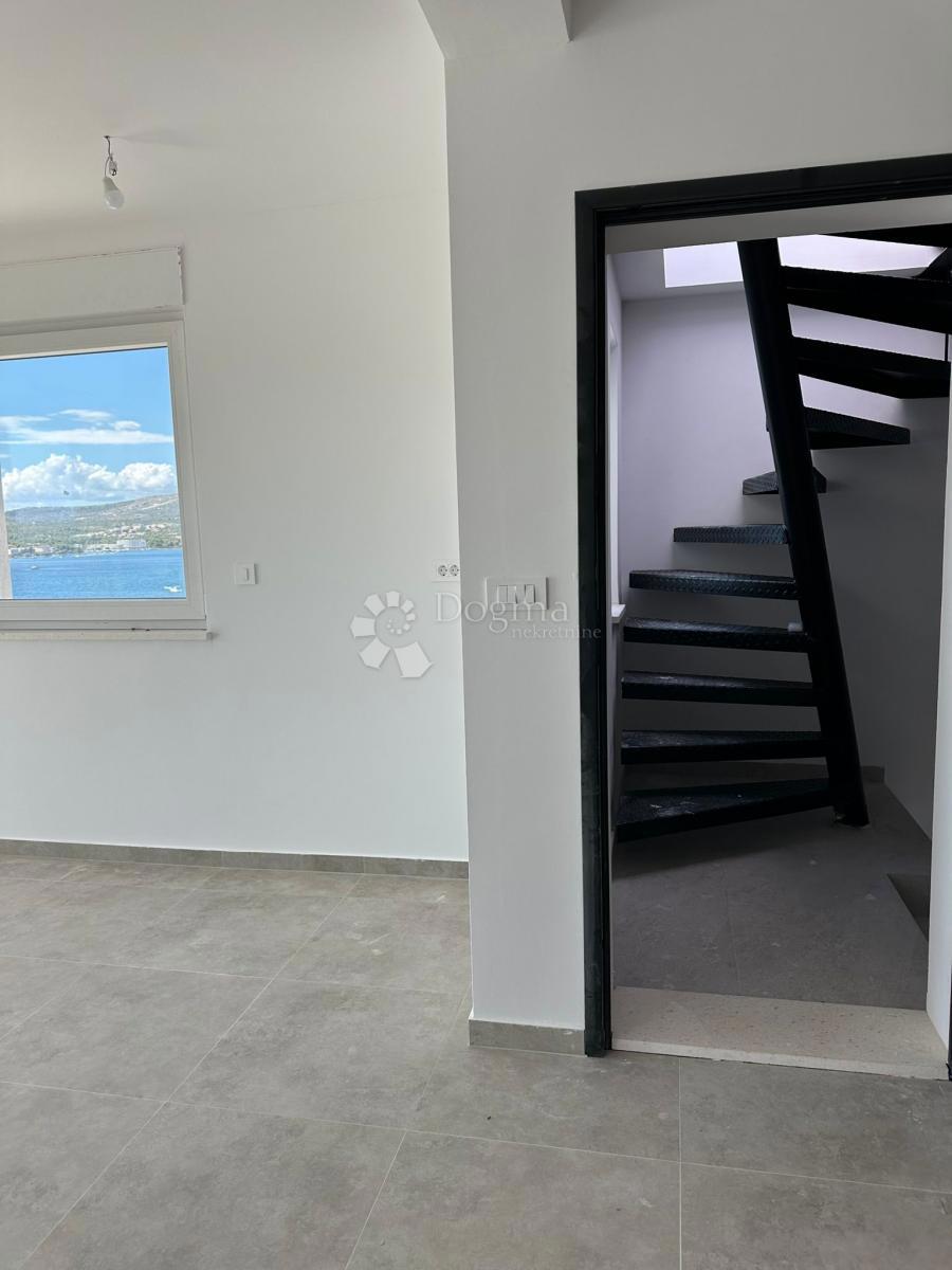 ROGOZNICA - APARTMA S STREŠNO TERASO V 2. VRSTI OD MORJA