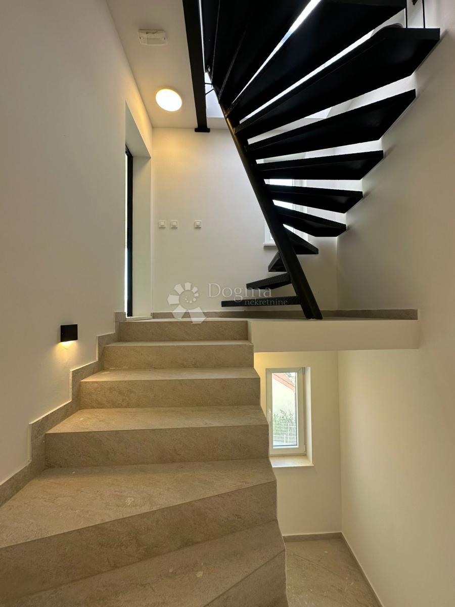 ROGOZNICA - APARTMA S STREŠNO TERASO V 2. VRSTI OD MORJA