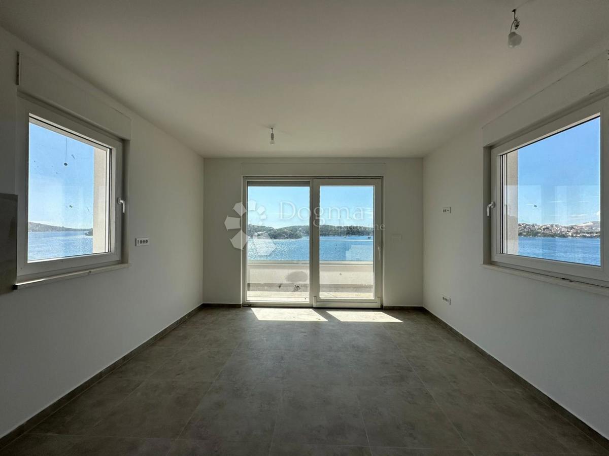 ROGOZNICA - APARTMA S STREŠNO TERASO V 2. VRSTI OD MORJA