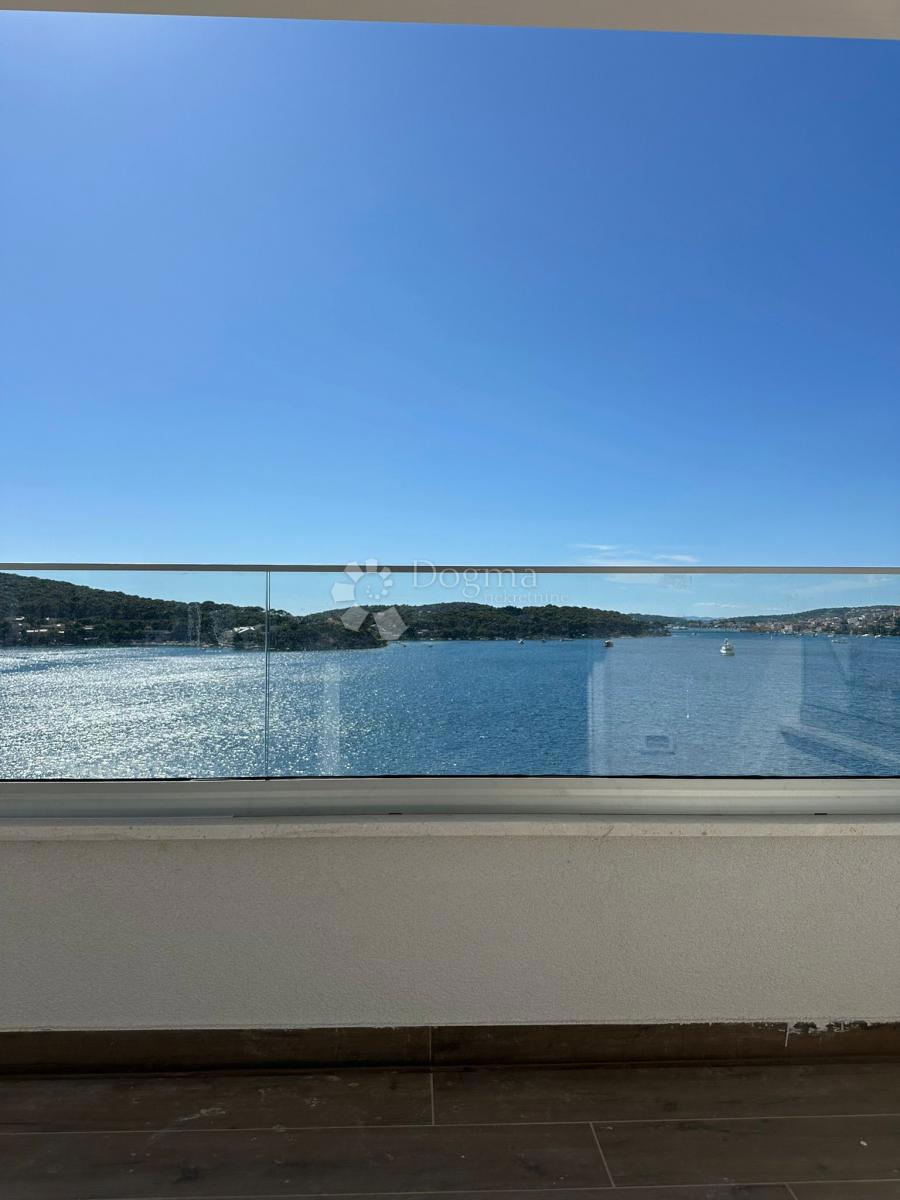 ROGOZNICA - APARTMA S STREŠNO TERASO V 2. VRSTI OD MORJA