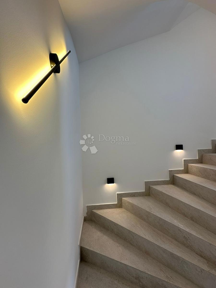 ROGOZNICA - APARTMA S STREŠNO TERASO V 2. VRSTI OD MORJA