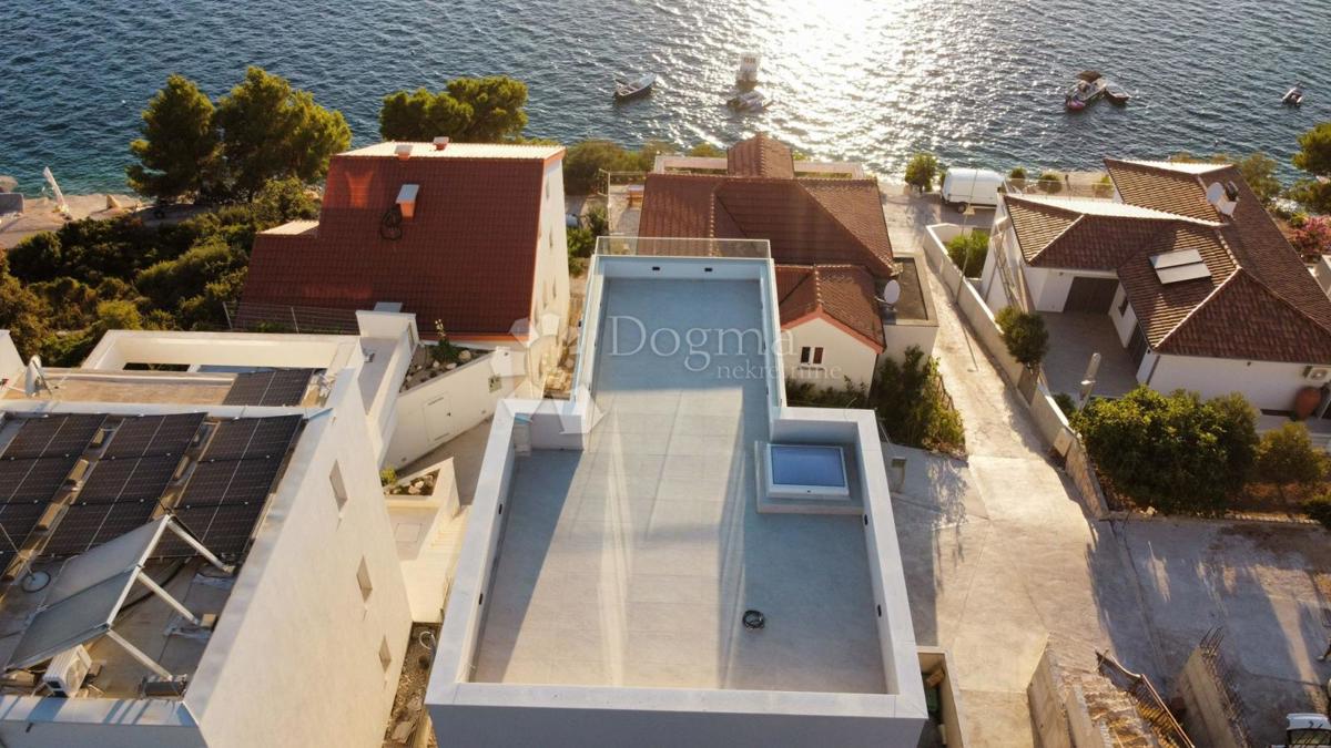 ROGOZNICA - APARTMA S STREŠNO TERASO V 2. VRSTI OD MORJA