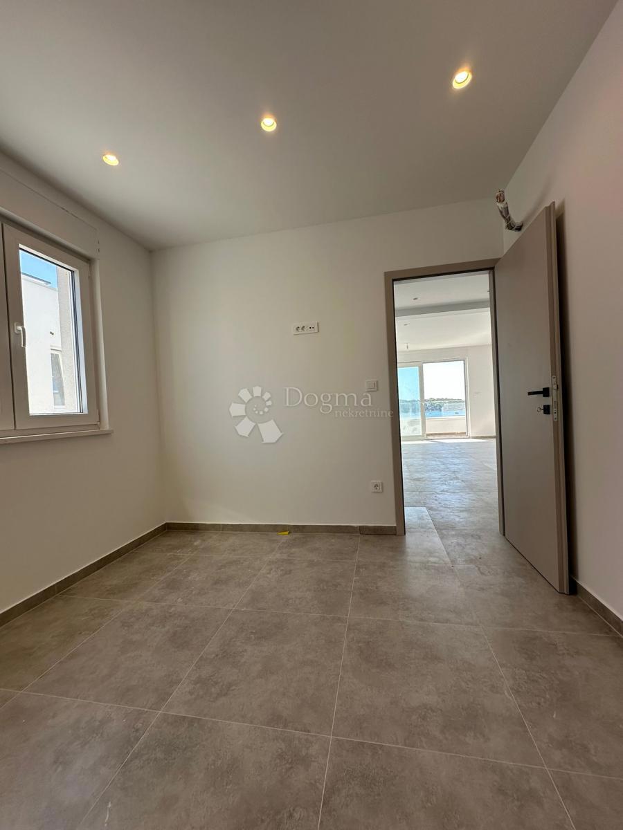 ROGOZNICA - APARTMA S STREŠNO TERASO V 2. VRSTI OD MORJA