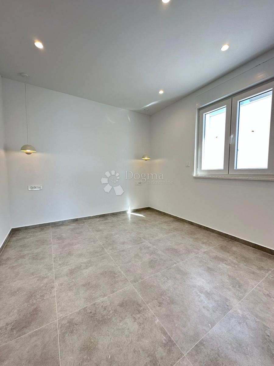 ROGOZNICA - APARTMA S STREŠNO TERASO V 2. VRSTI OD MORJA