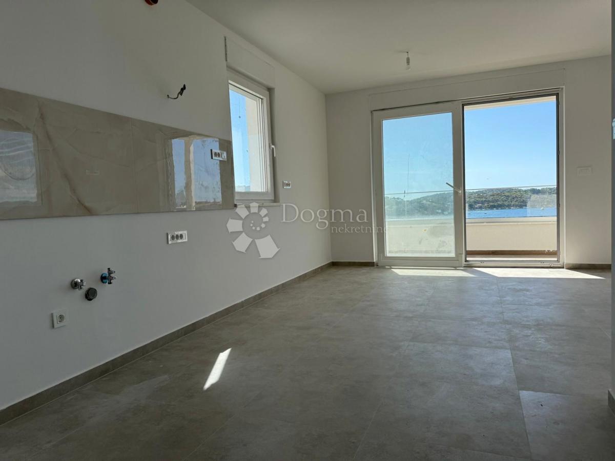 ROGOZNICA - APARTMA S STREŠNO TERASO V 2. VRSTI OD MORJA