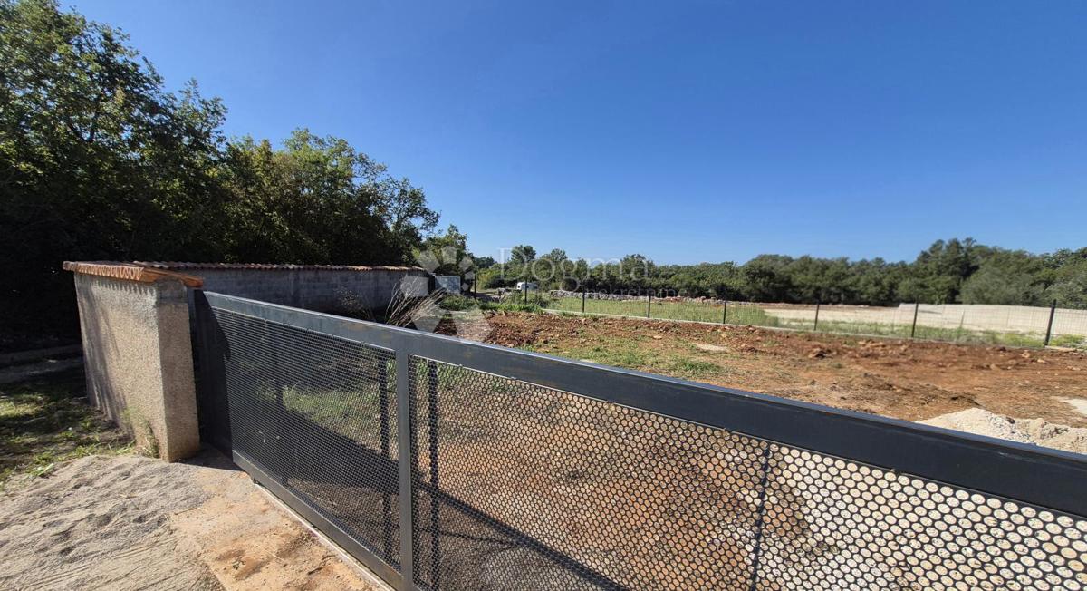 Ograjeno kmetijsko zemljišče 476 m2 