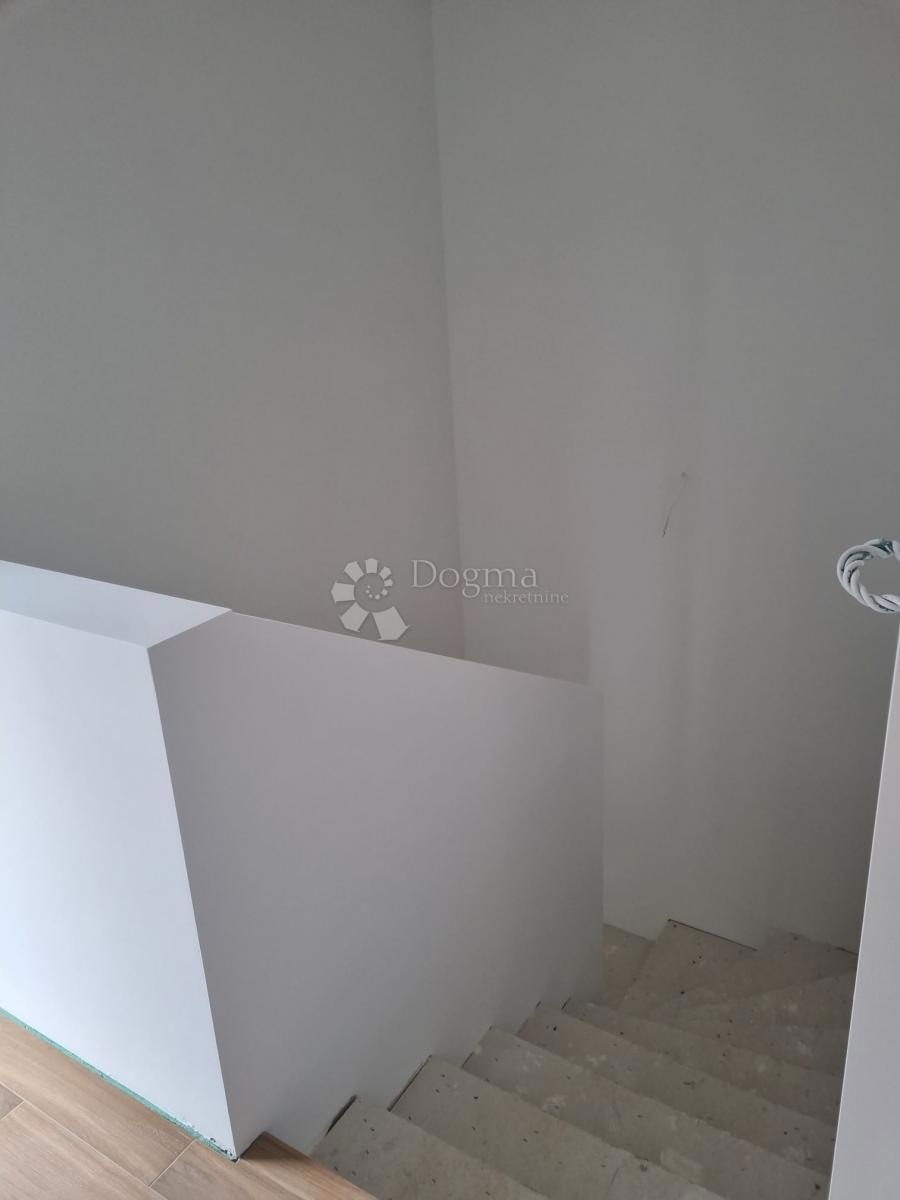 MODERNA VILA Z NESKONČNIM BAZENOM - Pula/Štinjan