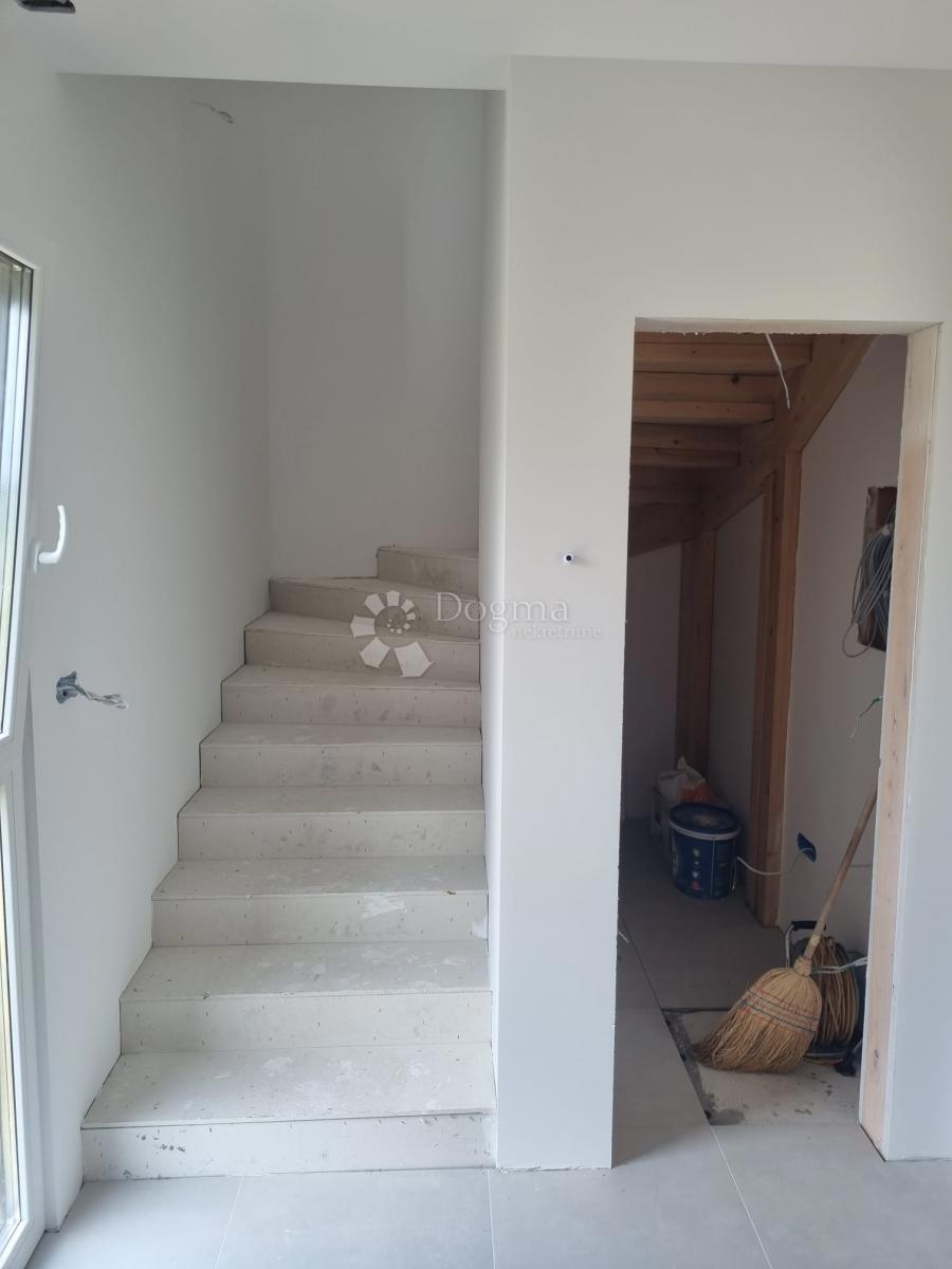 MODERNA VILA Z NESKONČNIM BAZENOM - Pula/Štinjan