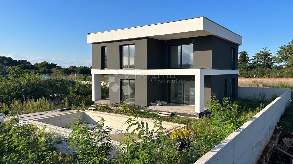 MODERNA VILA Z NESKONČNIM BAZENOM - Pula/Štinjan