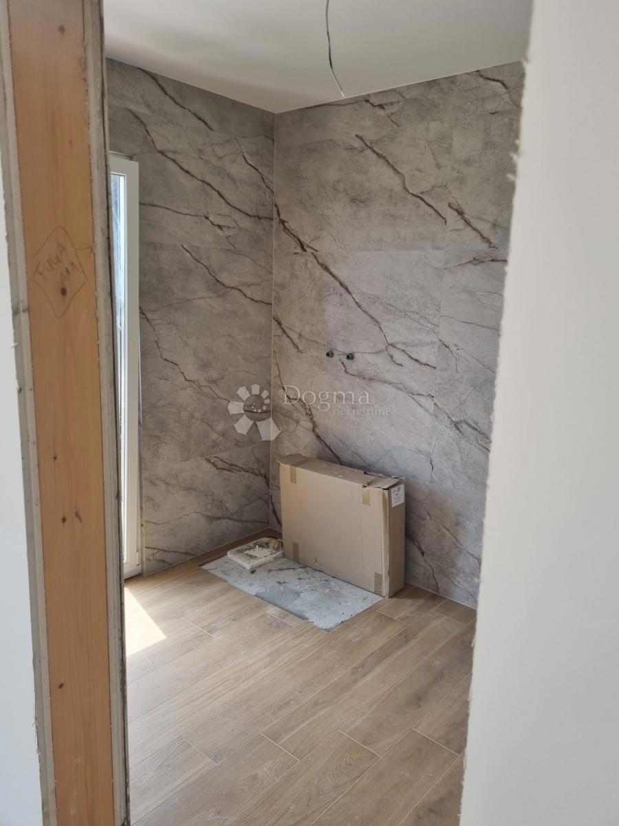 MODERNA VILA Z NESKONČNIM BAZENOM - Pula/Štinjan