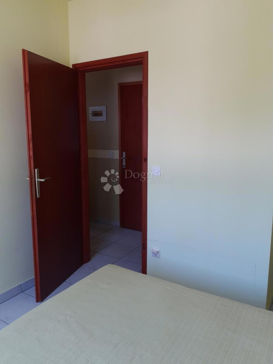 Stanovanje Okrug Gornji, Okrug, 32,76m2