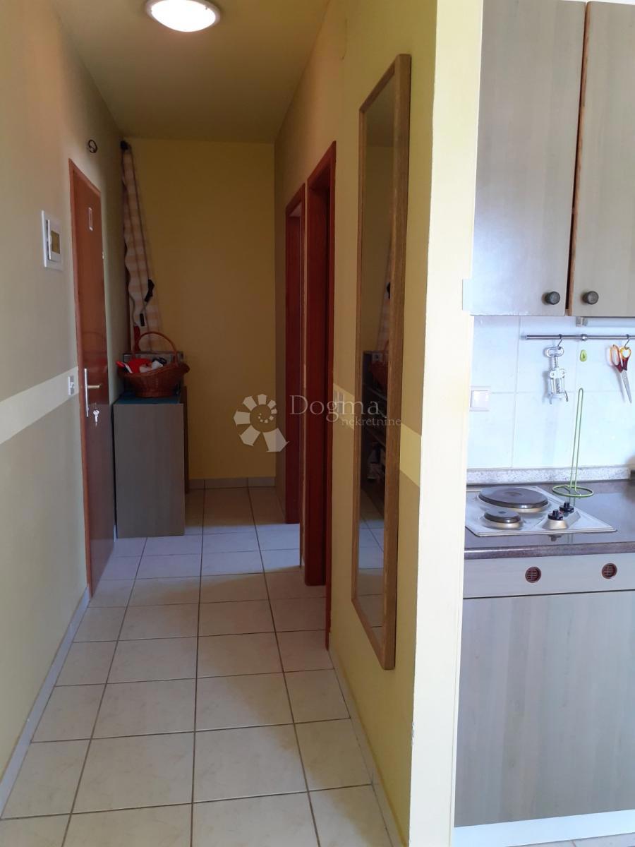 Stanovanje Okrug Gornji, Okrug, 32,76m2