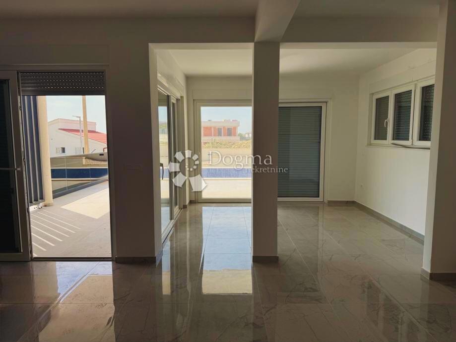 Hiša Rtina, Ražanac, 191,70m2