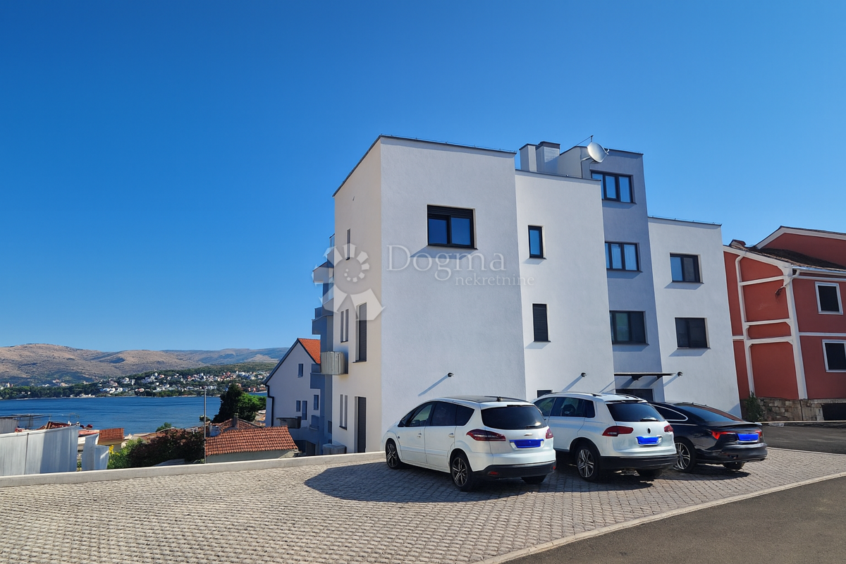 Čiovo - Penthouse s strešno teraso in pogledom na morje!