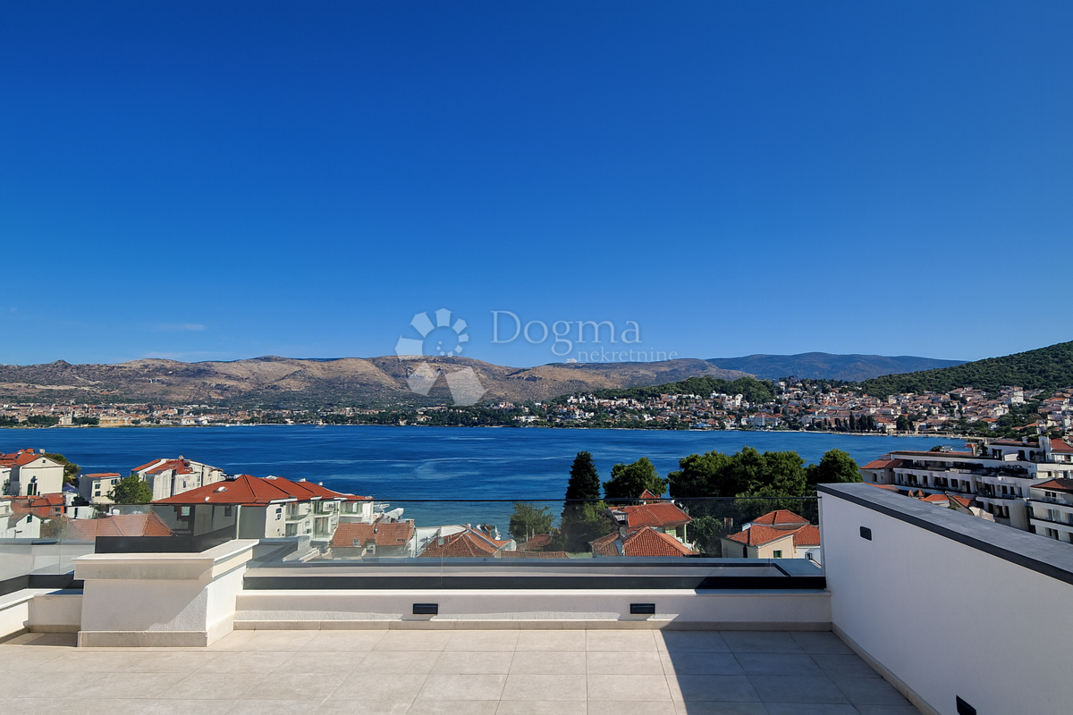 Čiovo - Penthouse s strešno teraso in pogledom na morje!