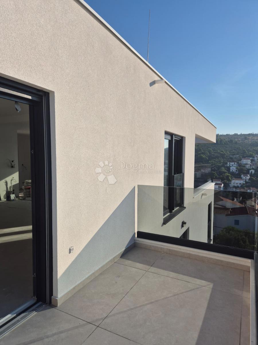 Stanovanje Okrug Gornji, Okrug, 197,79m2