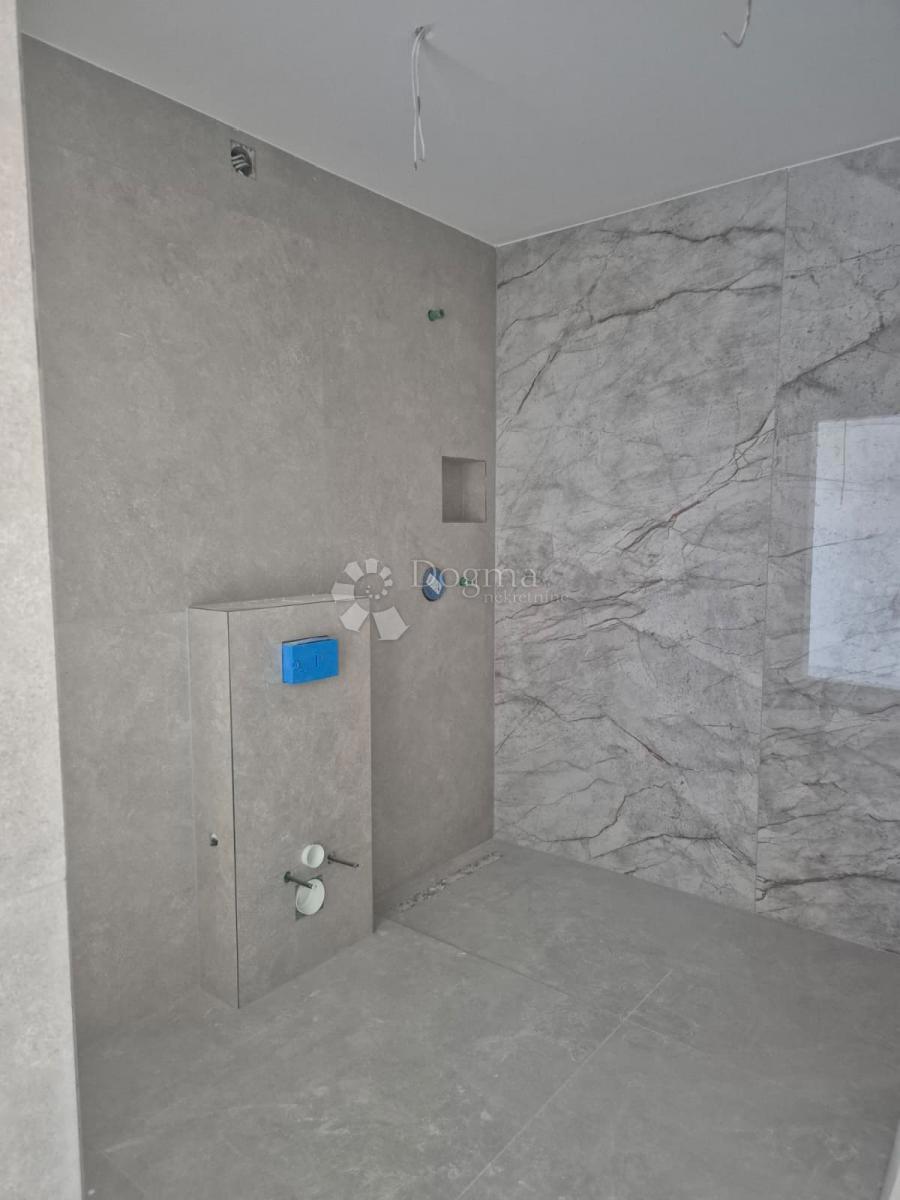 Stanovanje Okrug Gornji, Okrug, 197,79m2