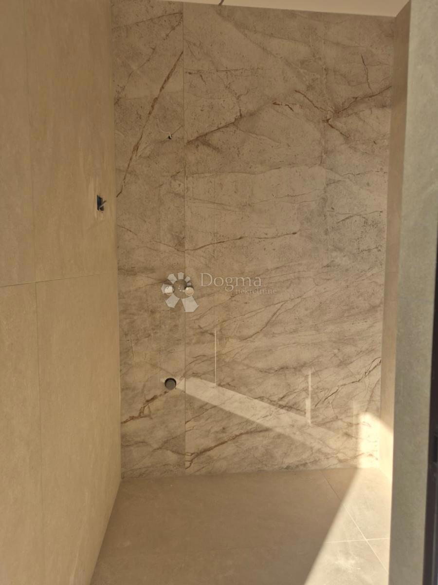 Stanovanje Okrug Gornji, Okrug, 197,79m2