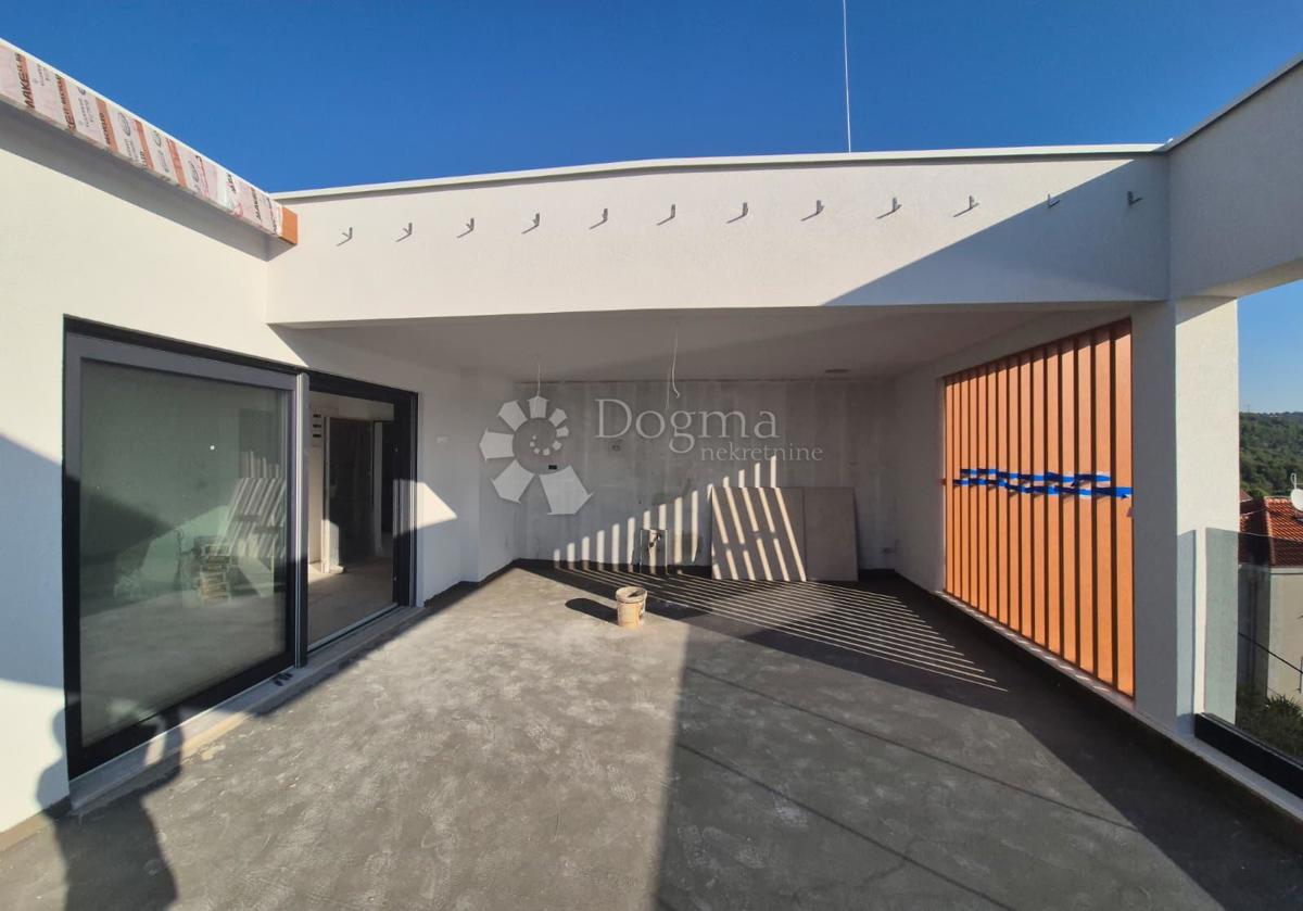 Stanovanje Okrug Gornji, Okrug, 197,79m2