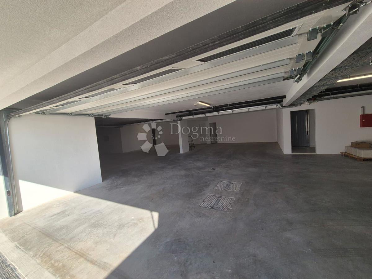 Stanovanje Okrug Gornji, Okrug, 197,79m2